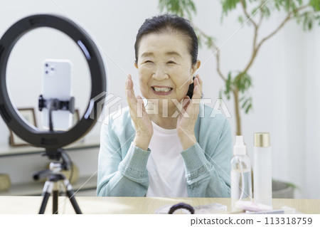 Senior YouTuber - Senior woman who distributes beauty content Senior YouTuber - Senior woman who distributes beauty content 113318759