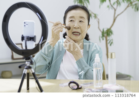高級 YouTuber - 分發美容內容的高級女性 高級 YouTuber - 分發美容內容的高級女性 113318764