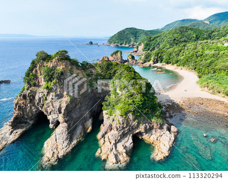 Aerial view [Kumamoto Prefecture Amakusa: Myokenura Ananoguchiiwa] Dynamic giant rocks and sandy beach 113320294
