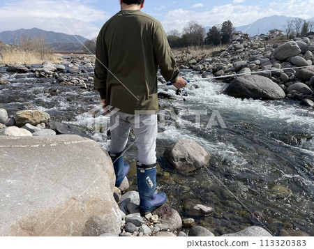 山溪垂釣 113320383