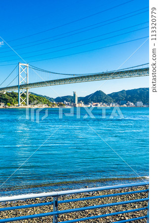 關門大橋橫跨福岡縣北九州市和門司市區的關門海峽 113320779