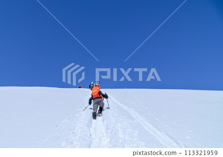 (群馬縣)嚴冬中,登山者攀登谷川山和天神山山脊。 (群馬縣)嚴冬中,登山者攀登谷川山和天神山山脊。 113321959