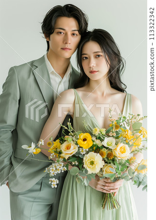 新娘和新郎拿著花束 113322342