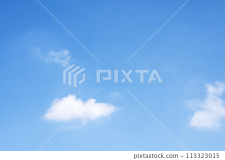 Spring sky, blue sky, sunny day image [Atsugi City, Kanagawa Prefecture] 113323015