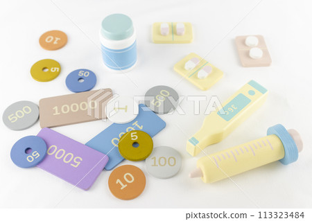 玩具錢和藥品。醫療費用圖片 113323484