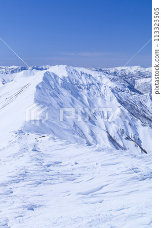 在嚴冬的雪山登山中,從谷川山眺望谷川山脈主脊的壯麗景色 在嚴冬的雪山登山中,從谷川山眺望谷川山脈主脊的壯麗景色 113323505