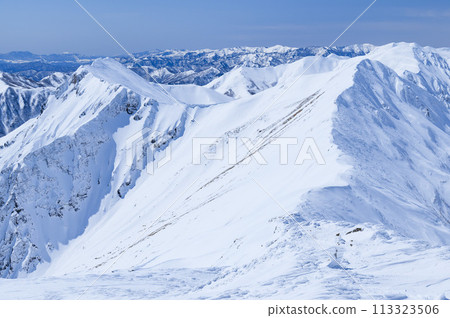 在嚴冬的雪山登山中，從谷川山眺望谷川山脈主脊的壯麗景色 113323506