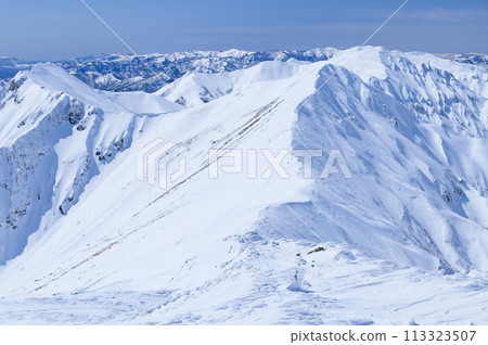 在嚴冬的雪山登山中,從谷川山眺望谷川山脈主脊的壯麗景色 在嚴冬的雪山登山中,從谷川山眺望谷川山脈主脊的壯麗景色 113323507