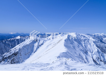 在嚴冬的雪山登山中,從谷川山眺望谷川山脈主脊的壯麗景色 在嚴冬的雪山登山中,從谷川山眺望谷川山脈主脊的壯麗景色 113323510
