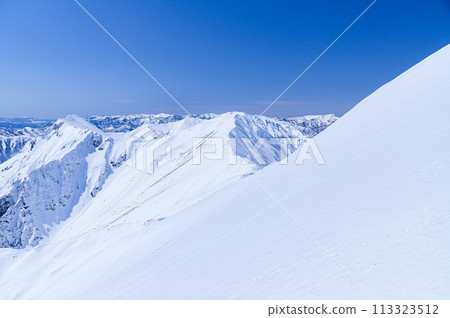 在嚴冬的雪山登山中,從谷川山眺望谷川山脈主脊的壯麗景色 在嚴冬的雪山登山中,從谷川山眺望谷川山脈主脊的壯麗景色 113323512