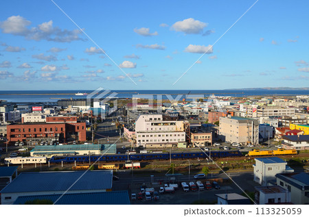 THE ROYAL EXPRESS stopping at Minami-Wakkanai Station and Cypria Soya entering Wakkanai Port 113325059