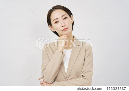 思考的女商人，白色背景，看著相機 113325887