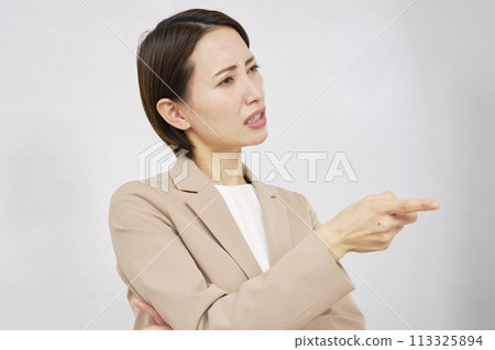 Business woman scolding white background Business woman scolding white background 113325894