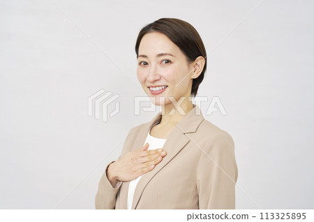 Businesswoman portrait, trust, white background 113325895