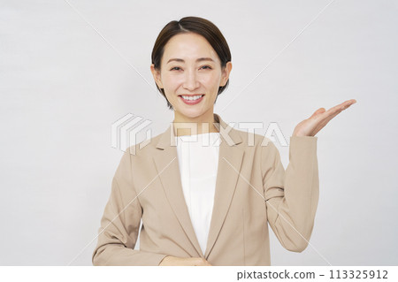 女商人用手掌、白色背景指著右邊 113325912