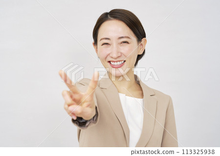 Business woman giving a peace sign, white background 113325938