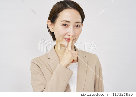 做個秘密手勢的女商人，白色背景 113325950