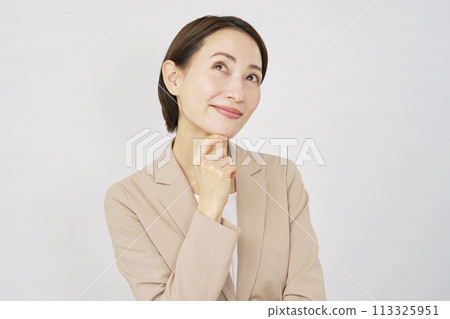 想像商業女性白色背景 113325951