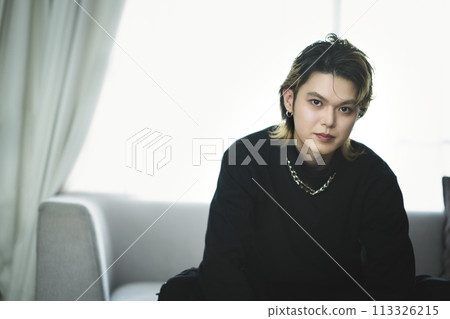 A man in his 20s looking at the camera Men's makeup Beauty image Portrait 113326215