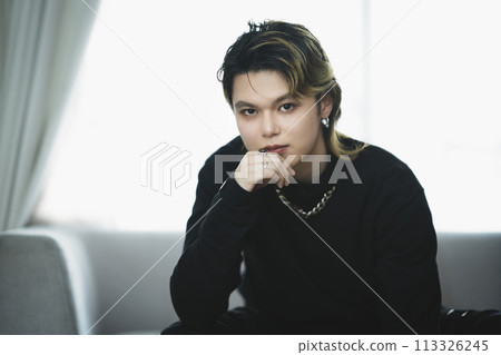 20 多歲的男人看著相機，男士化妝，美容形象，肖像 113326245