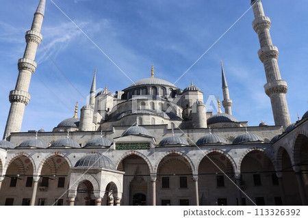 藍天下的藍色清真寺,世界遺產,伊斯坦布爾,土耳其 藍天下的藍色清真寺,世界遺產,伊斯坦布爾,土耳其 113326392