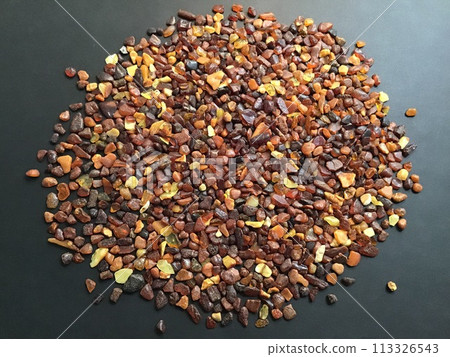 黑色背景上的大量琥珀顆粒 113326543