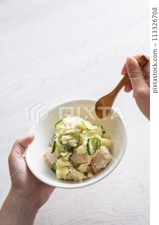 吃馬鈴薯沙拉的女人的手 113326708