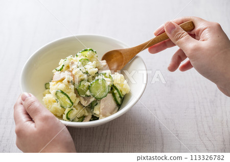 吃馬鈴薯沙拉的女人的手 吃馬鈴薯沙拉的女人的手 113326782