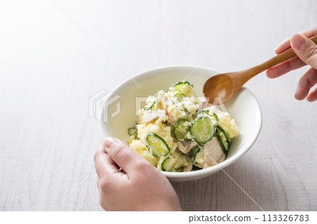 吃馬鈴薯沙拉的女人的手 吃馬鈴薯沙拉的女人的手 113326783