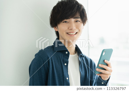 一個男人用智能手機 113326797