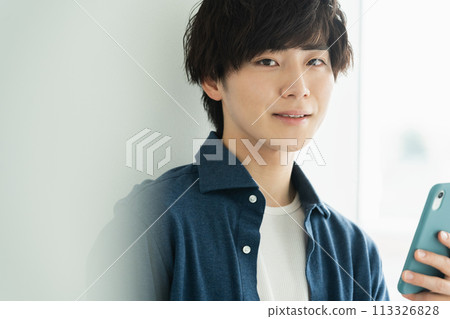 A man with a smartphone 113326828