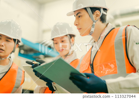 Logistics team working in distribution warehouse Logistics team working in distribution warehouse 113327044