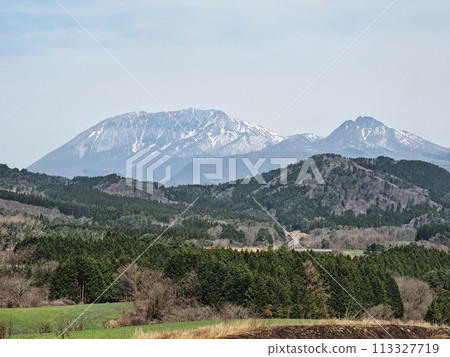 View of Mt. Daisen from the north exit of Nodoro Tunnel View of Mt. Daisen from the north exit of Nodoro Tunnel 113327719