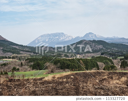View of Mt. Daisen from the north exit of Nodoro Tunnel View of Mt. Daisen from the north exit of Nodoro Tunnel 113327720
