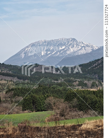 View of Mt. Daisen from the north exit of Nodoro Tunnel 113327724