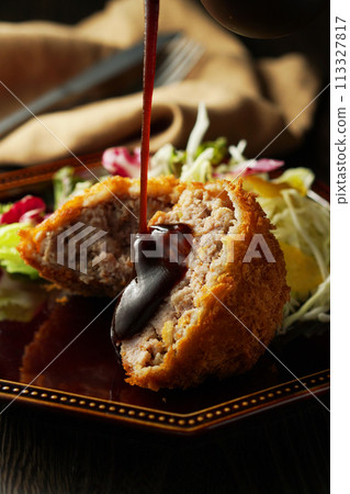 炸肉排配特製醬汁 炸肉排配特製醬汁 113327817