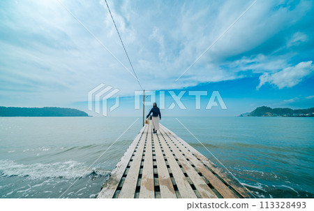 漂浮在海中的原岡碼頭 113328493