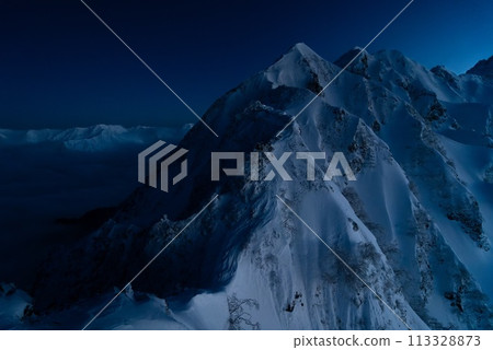 黎明前雪中的西穗高岳 113328873