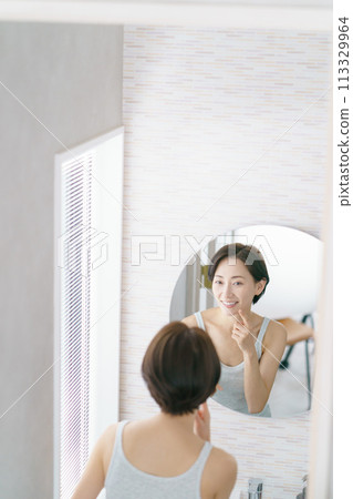A middle-aged woman who does skin care 113329964