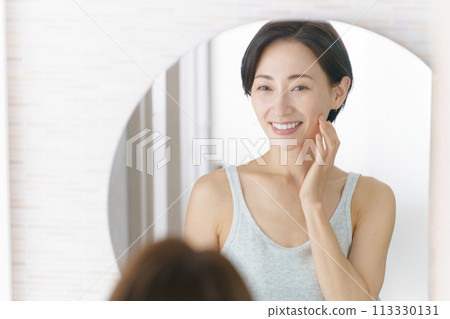 A middle-aged woman who does skin care 113330131