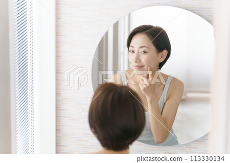 做皮膚護理的中年婦女 113330134