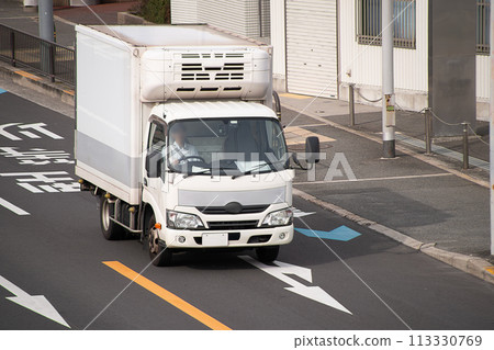 行駛在國道上的冷藏車 行駛在國道上的冷藏車 113330769