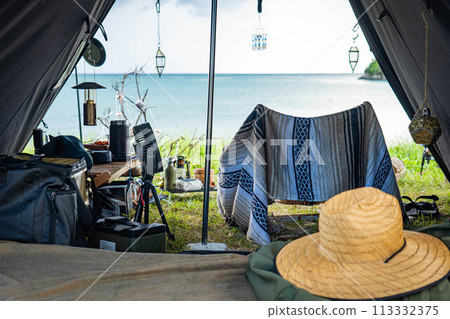 露營形象夏季大海海灘草帽海岸帳篷內 露營形象夏季大海海灘草帽海岸帳篷內 113332375