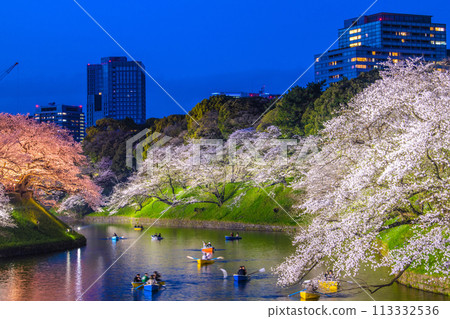 日本東京城市景觀，櫻花盛開。燈火通明的千鳥淵，擠滿了船隻… = 2020 年 4 月 7 日 113332536