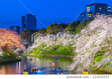 日本東京城市景觀，櫻花盛開。燈火通明的千鳥淵，擠滿了船隻… = 2020 年 4 月 7 日 113332537