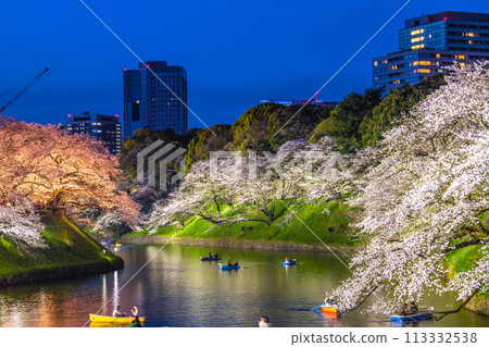 日本東京城市景觀，櫻花盛開。燈火通明的千鳥淵，擠滿了船隻… = 2020 年 4 月 7 日 113332538
