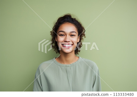 A woman with curly hair is smiling and wearing...-插圖素材 [113333480 ...