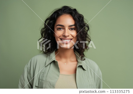 A woman with curly hair is smiling and wearing...-插圖素材 [113335275 ...