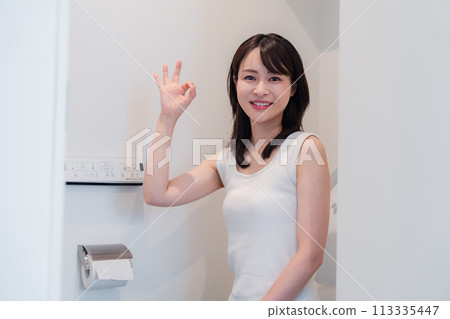 年輕女子在廁所裡打出「OK」的手勢 113335447