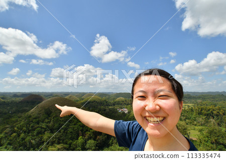 日本女孩指著巧克力山(菲律賓薄荷島) 日本女孩指著巧克力山(菲律賓薄荷島) 113335474